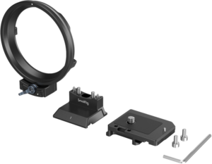 800q-03_125264 SmallRig 4300 Rotatable Horizontal to Vertical Mount Plate Kit for Canon EOS R -sarjan kameroille on kuvattu purettuna, sisältäen objektiivin tukirenkaan, kiinnitysalustan, jossa on merkintä "SmallRig", levyn, ruuvit ja kuusiokoloavaimen vaalealla pohjalla.