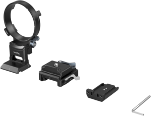 800q-03_125265 SmallRig 4244 Rotatable Horizontal-to-Vertical Mount Plate Kit for Sony A1/A7/A9/FX Cameras -kiinnityslevysarja Sony A1/A7/A9/FX -kameroille on esitetty purettuna, ja siinä on musta kiinnitysrengas, pikakiinnityslevy, metallinen sovitin ja L-muotoinen kuusiokoloavain vaalealla pohjalla.