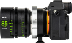 800q-03_126112 Ammattilaiskameran sivukuva, johon on kiinnitetty NiSi Cine Lens Mount Adapter Athena PL-E -objektiivisovitin, jossa tarkennus- ja aukkomerkinnät on korostettu vihreällä.