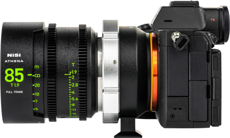 800q-03_126112 Ammattilaiskameran sivukuva, johon on kiinnitetty NiSi Cine Lens Mount Adapter Athena PL-E -objektiivisovitin, jossa tarkennus- ja aukkomerkinnät on korostettu vihreällä.