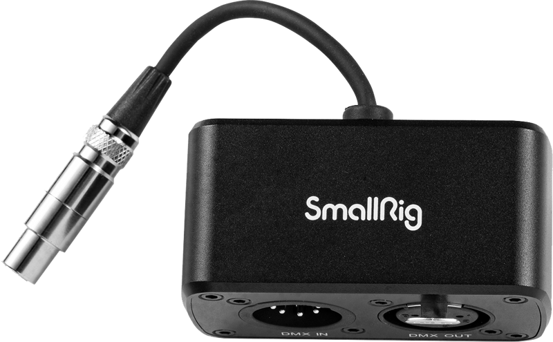 800q-03_126485 SmallRig 4390 DMX-sovitin on musta laite, jossa on kaapeli ja pistoke ja jossa on kaksi merkittyä porttia - "DMX IN" ja "DMX OUT" - etupaneelissa ja SmallRigin logo yläosassa.