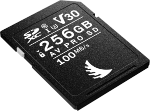 Musta ANGELBIRD SD AV PRO SDXC UHS-I R100/W92 (V30) 256 Gt:n muistikortti, jossa on valkoinen teksti, SD- ja nopeusluokan logot sekä 100 Mt/s-merkintä vaalealla pohjalla.