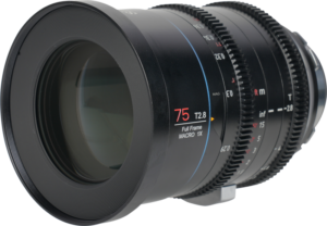 800q-03_126517 Sirui Cine Lens Jupiter FF 75mm T2.8 Macro PL-Mount -objektiivin lähikuvassa näkyy sen merkitty 75mm T2.8 full frame -makrokuvaus, jossa on näkyvät tarkennuksen ja aukon säätörenkaat.