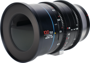 800q-03_126519 Lähikuvassa Sirui Cine Lens Jupiter FF 100mm T2.8 Macro PL-Mount -objektiivista näkyy sen musta metallirunko, jossa on valkoiset ja punaiset etäisyys- ja aukkomerkinnät tarkennus- ja aukkorenkaissa.