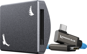 ANGELBIRD Kondor Blue CFexpress B Recording Module - Harmaa -muistikortinlukija on harmaa suorakaiteen muotoinen kortinlukija, jossa on valkoiset lintulogot ja joka on kuvassa sinisen punotun USB-C-kaapelin vieressä, jossa on merkintä Kondor Blue vaalealla pohjalla.