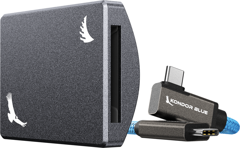 ANGELBIRD Kondor Blue CFexpress B Recording Module - Harmaa -muistikortinlukija on harmaa suorakaiteen muotoinen kortinlukija, jossa on valkoiset lintulogot ja joka on kuvassa sinisen punotun USB-C-kaapelin vieressä, jossa on merkintä Kondor Blue vaalealla pohjalla.