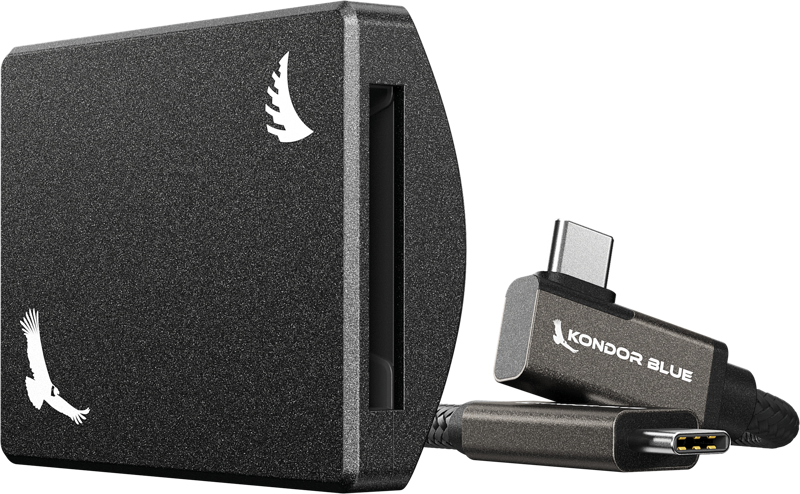 800q-03_127421 ANGELBIRD Kondor Blue CFexpress B -tallennusmoduuli on musta, suorakulmainen kortinlukija, jossa on lintulogo ja Kondor Blue -merkkinen punottu USB-C-kaapeli, jossa on magneettiliitin.