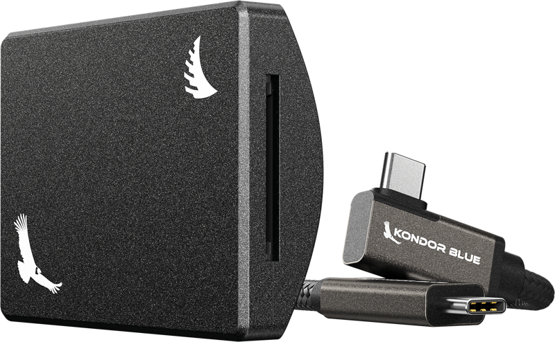 ANGELBIRD Kondor Blue SD-tallennusmoduuli on musta muistikortinlukija, jossa on valkoinen lintulogo, joka näkyy kahden USB-C-kaapelin vieressä - yhdessä on merkintä "Kondor Blue" - ja sen korttipaikka näkyy sivulla.