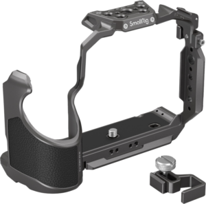 Musta ja hopeinen metallinen SmallRig 4533 Cage Sony Alpha 9 III:lle, jossa on kuvioitu kahva, useita kiinnityspisteitä, ruuvi ja sovitin lisävarusteena, kaikki kuvassa valkoisella pohjalla.