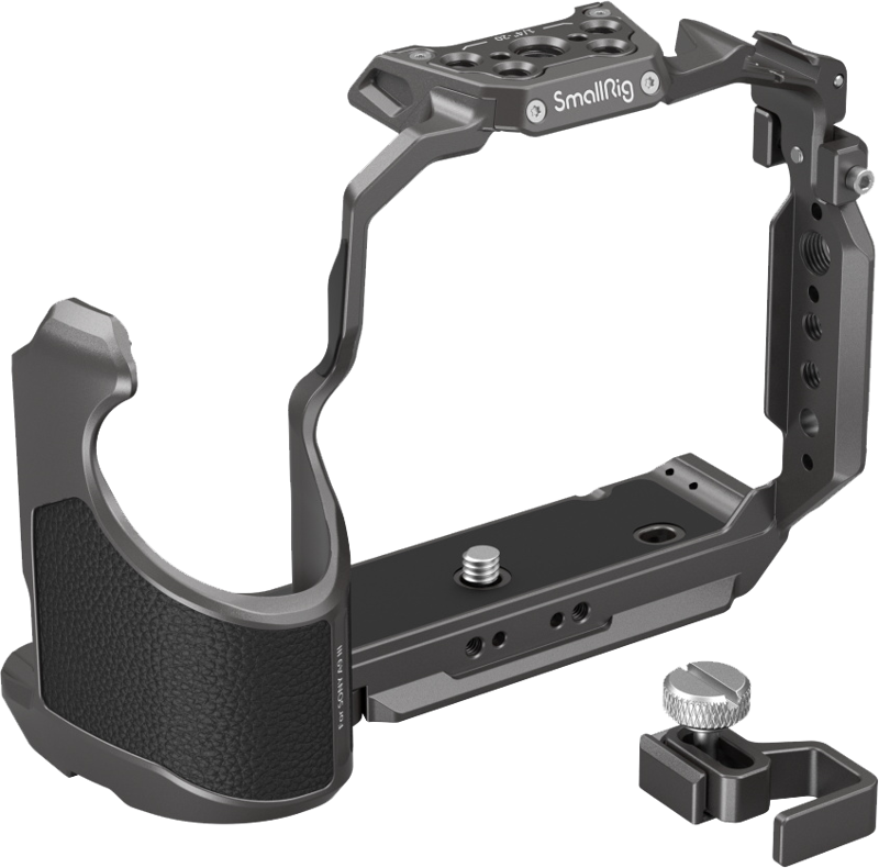 Musta ja hopeinen metallinen SmallRig 4533 Cage Sony Alpha 9 III:lle, jossa on kuvioitu kahva, useita kiinnityspisteitä, ruuvi ja sovitin lisävarusteena, kaikki kuvassa valkoisella pohjalla.