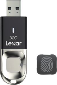 800q-04_110611 Mustan ja hopeanvärinen Lexar JumpDrive Fingerprint (USB 3.0) 32 Gt:n muistitikku, jossa on sormenjälkitunnistin, kuvassa sormenjälkikuvakkeella varustetun korkin vieressä.