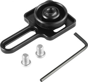 800q-04_113194 SmallRig 2241 Hot Shoe Lock for Sony A7RIII/A7III/A7II/A7RII/A7SII/A9, mustaa metallia, on kuvassa nuppi, kaksi hopeaa ruuvia ja L-muotoinen kuusiokoloavain valkoisella pohjalla.