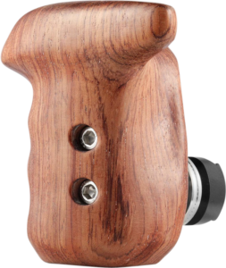 800q-04_113245 SmallRig 2118 Left Side Wooden Grip w/NATO Mount tarjoaa ergonomisen puumuotoilun kahdella metalliruuvilla ja mustalla sivuun kiinnitettävällä NATO-liittimellä.