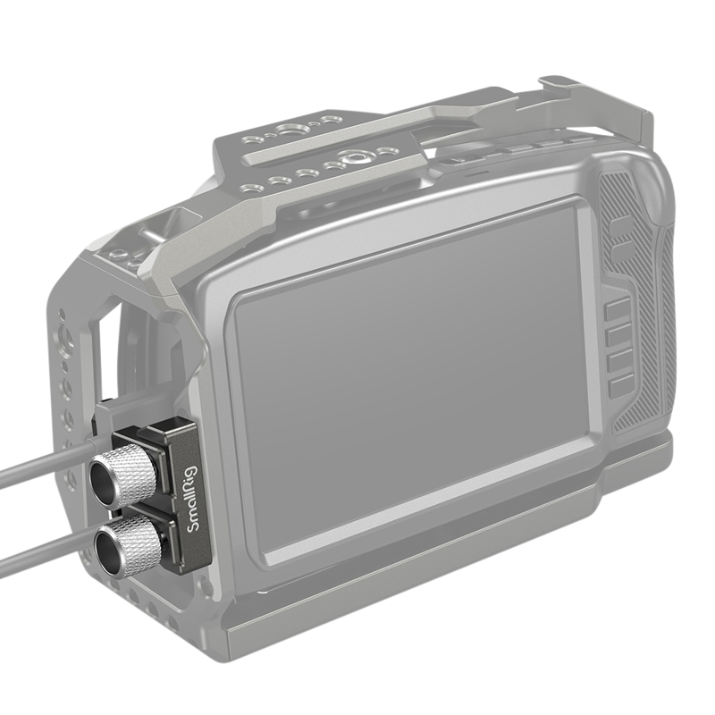 800q-04_114162 SmallRig 2768 HDMI & USB Type-C Cable Clamp for BMPCC 4K/6K on asennettu kameran häkkiin, ja vasemmalla puolella näkyy kaksi kaapelia, jotka on liitetty kiinnittimeen. Kuvassa korostuu asennuksen taka- ja sivupuoli.