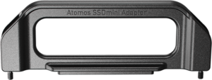 800q-04_117667 Musta ANGELBIRD ATOMX SSDMINI -sovitinkahva näkyy etupuolella, ja siinä on suorakulmainen muoto, avoin keskus ja kaiverrettu etiketti yläosassa.