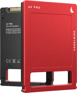 800q-04_117670 Punamusta ANGELBIRD AV PRO MK3 1TB SSD -levy on osittain liu'utettu kotelostaan, jolloin aseman liitin ja etiketti paljastuvat.