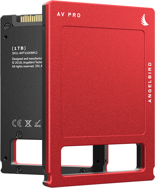 800q-04_117670 Punamusta ANGELBIRD AV PRO MK3 1TB SSD -levy on osittain liu'utettu kotelostaan, jolloin aseman liitin ja etiketti paljastuvat.