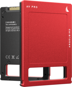 800q-04_117687 ANGELBIRD AV PRO MK3 500 Gt SSD-levy näkyy pystyssä, ja sen takana näkyy osittain toinen musta 500 Gt SSD-levy, jossa korostuvat tekniset merkinnät ja liitäntäportit.