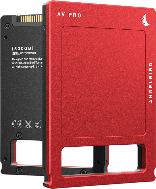 800q-04_117687 ANGELBIRD AV PRO MK3 500 Gt SSD-levy näkyy pystyssä, ja sen takana näkyy osittain toinen musta 500 Gt SSD-levy, jossa korostuvat tekniset merkinnät ja liitäntäportit.