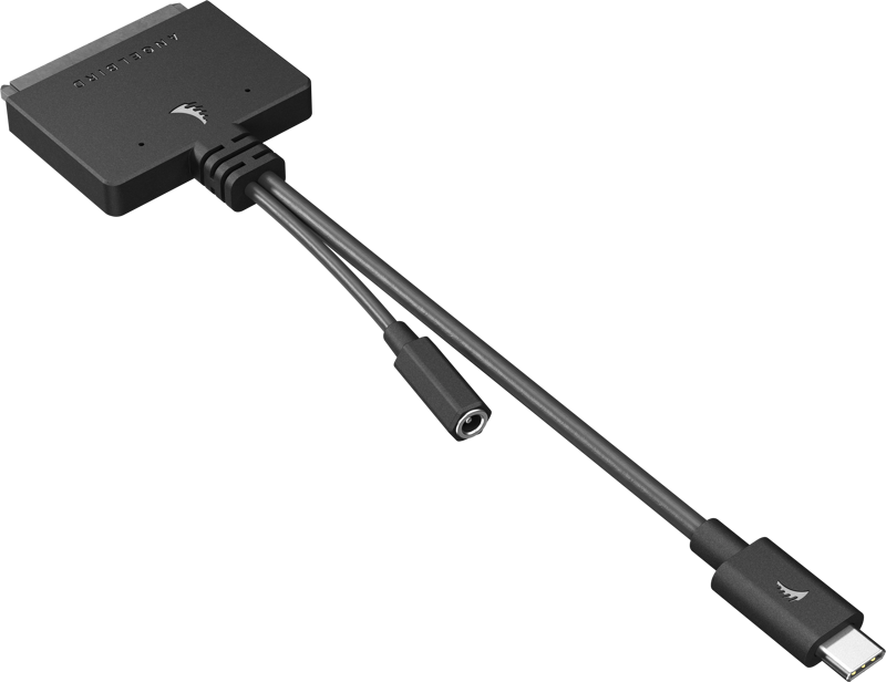 800q-04_117692 Musta ANGELBIRD Type-C to SATA -sovitin, jossa on USB-C-liitin ja muita portteja, jotka on yhdistetty lyhyillä kaapeleilla suorakulmaiseen runkoon, jossa on ANGELBIRD-logo.