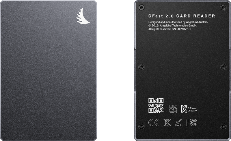 800q-04_117693 Kaksi näkymää ohuesta, suorakulmaisesta ANGELBIRD CFast 2.0 Card Reader -muistikortinlukija -mallista: etupuolella on pieni valkoinen lintulogo, ja takapuolella on tuotetiedot, sertifikaatit ja QR-koodit.