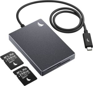 800q-04_117733 ANGELBIRD SD Dual Card Reader -muistikortinlukija, musta ulkoinen lukija USB-C-kaapelilla, on kuvassa valkoisella pohjalla kolmen 256GB V60- ja V90-microsd-kortin kanssa.