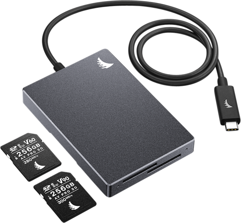800q-04_117733 ANGELBIRD SD Dual Card Reader -muistikortinlukija, musta ulkoinen lukija USB-C-kaapelilla, on kuvassa valkoisella pohjalla kolmen 256GB V60- ja V90-microsd-kortin kanssa.