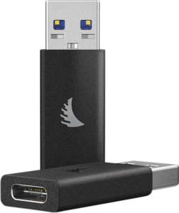 800q-04_117734 Kaksi ANGELBIRD-USB-A-C-sovitinta, musta, hopeisella logolla - toinen pystyssä, jossa on USB-A-liitin, toinen tasainen, jossa on USB-C-portti. Molemmissa on mattapintainen viimeistely ja tyylikäs muotoilu.