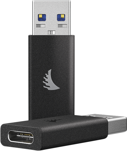 800q-04_117734 Kaksi ANGELBIRD-USB-A-C-sovitinta, musta, hopeisella logolla - toinen pystyssä, jossa on USB-A-liitin, toinen tasainen, jossa on USB-C-portti. Molemmissa on mattapintainen viimeistely ja tyylikäs muotoilu.