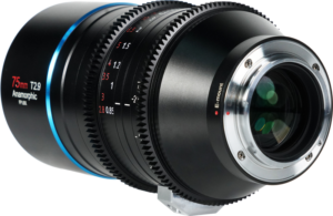 800q-04_119106 Lähikuva Sirui Anamorphic Lens Venus 1.6x FF 75mm T2.9 E-Mount -objektiivista, jossa korostuvat sen lasielementit, tarkennus- ja aukkomerkinnät sekä sininen korostusrengas.