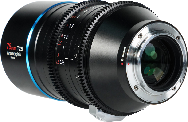 800q-04_119106 Lähikuva Sirui Anamorphic Lens Venus 1.6x FF 75mm T2.9 E-Mount -objektiivista, jossa korostuvat sen lasielementit, tarkennus- ja aukkomerkinnät sekä sininen korostusrengas.