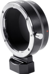 800q-04_119760 Lähikuva SIrui Cine Lens-Mount EF-E -objektiivisovittimesta, musta ja hopea, jossa näkyy jalustan kaulus jalustan pohjassa ja pieni punainen kohdistusmerkki sivulla.