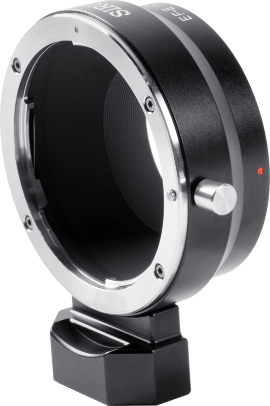 800q-04_119760 Lähikuva SIrui Cine Lens-Mount EF-E -objektiivisovittimesta, musta ja hopea, jossa näkyy jalustan kaulus jalustan pohjassa ja pieni punainen kohdistusmerkki sivulla.