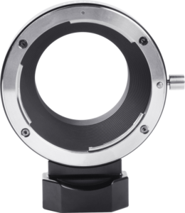 Lähikuvassa SIrui Cine Lens-Mount Adapter EF-RF -objektiivisovittimesta näkyy sen pyöreä aukko, kiinnitysruuvit ja kuvioitu sisärengas, joka seisoo pystyssä mustalla alustalla tavallista taustaa vasten.