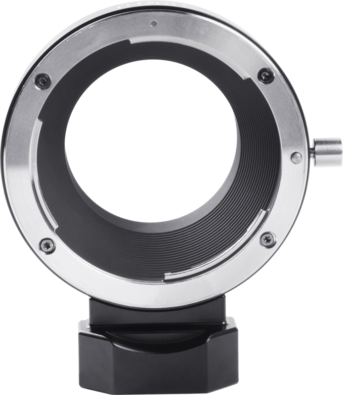 Lähikuvassa SIrui Cine Lens-Mount Adapter EF-RF -objektiivisovittimesta näkyy sen pyöreä aukko, kiinnitysruuvit ja kuvioitu sisärengas, joka seisoo pystyssä mustalla alustalla tavallista taustaa vasten.