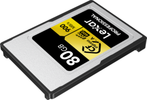 800q-04_120865 Lexar CFexpress Pro Gold R900/W800 VPG400 Type-A 80 Gt:n muistikortti tarjoaa 900 MB/s luku- ja 800 MB/s kirjoitusnopeuden, ja siinä on valko-keltainen etiketti mustavalkoisessa ulkoasussa.
