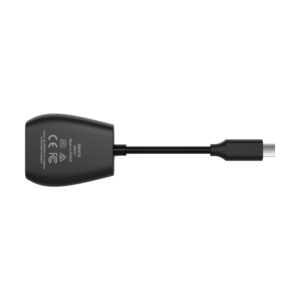 800q-04_121078 Lexar LRW470U Cardreader SD & microSD UHS-II (USB-C) -muistikortinlukija, musta, jossa on lyhyt kaapeli ja sertifiointitarrat sen leveämmässä päässä, kuvassa valkoista taustaa vasten.