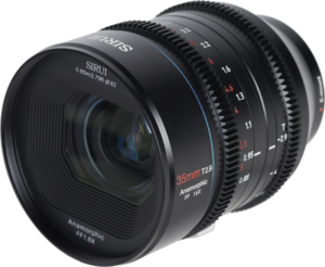 800q-04_121275 Sirui Anamorphic Lens Venus 1.6x FF 35mm T2.9 E-Mount -objektiivin lähikuvassa näkyy yksityiskohtaiset tarkennus- ja aukkomerkinnät sen mustassa metallirungossa.
