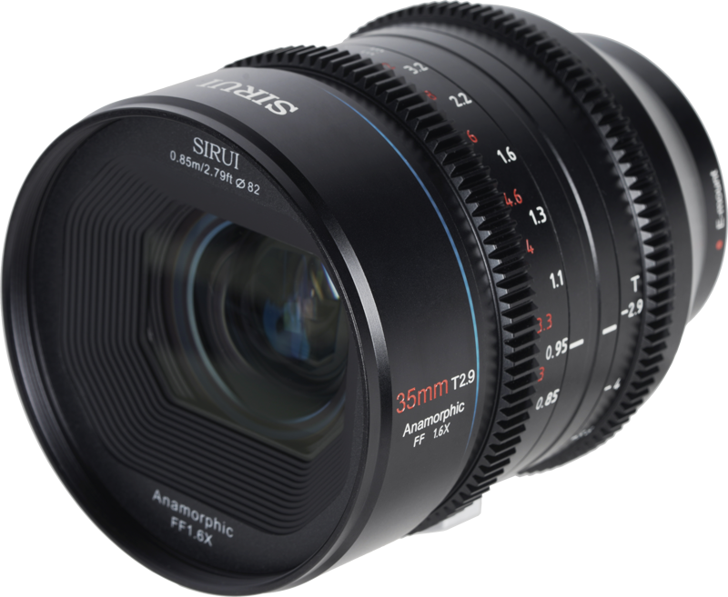 800q-04_121275 Sirui Anamorphic Lens Venus 1.6x FF 35mm T2.9 E-Mount -objektiivin lähikuvassa näkyy yksityiskohtaiset tarkennus- ja aukkomerkinnät sen mustassa metallirungossa.