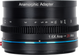 800q-04_121283 Sirui Anamorphic Adapter 1.25x -objektiivin lähikuvassa näkyy tarkennusetäisyysmerkinnät ja etiketti sen mustassa sylinterimäisessä rungossa. "Anamorphic Adapter" on painettu yläosaan.