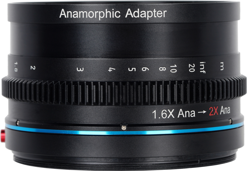 800q-04_121283 Sirui Anamorphic Adapter 1.25x -objektiivin lähikuvassa näkyy tarkennusetäisyysmerkinnät ja etiketti sen mustassa sylinterimäisessä rungossa. "Anamorphic Adapter" on painettu yläosaan.