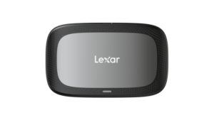 800q-04_121313 Lexar Cardreader LRW530U CFexpress Type A / SD UHS-II USB 3.2 -muistikortinlukija, jossa on tyylikäs musta ja harmaa muotoilu, kuvassa ylhäältä päin vaalealla pohjalla.