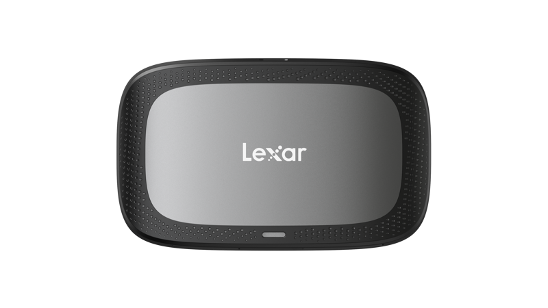 800q-04_121313 Lexar Cardreader LRW530U CFexpress Type A / SD UHS-II USB 3.2 -muistikortinlukija, jossa on tyylikäs musta ja harmaa muotoilu, kuvassa ylhäältä päin vaalealla pohjalla.