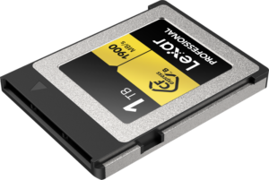 800q-04_121389 Lähikuva Lexar CFexpress Pro Gold R1900/W1500 1TB -muistikortista, jossa näkyy sen musta, hopeinen ja keltainen muotoilu ja nopea 1900 MB/s luku- ja 1500 MB/s kirjoitussuorituskyky.