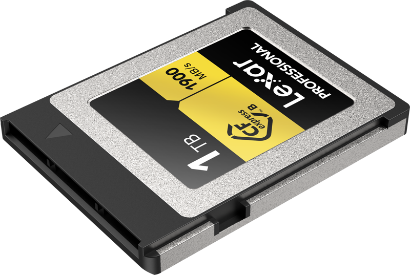 800q-04_121389 Lähikuva Lexar CFexpress Pro Gold R1900/W1500 1TB -muistikortista, jossa näkyy sen musta, hopeinen ja keltainen muotoilu ja nopea 1900 MB/s luku- ja 1500 MB/s kirjoitussuorituskyky.