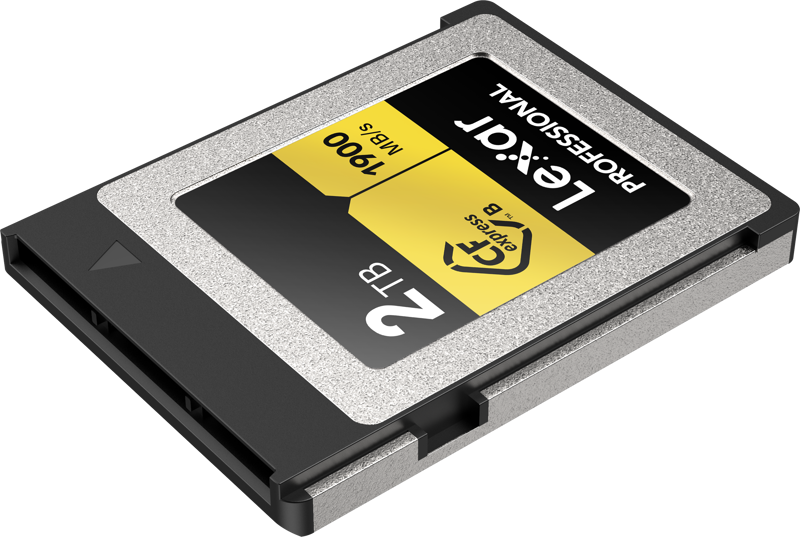 800q-04_121390 Lexar CFexpress Pro Gold R1900/W1500 2TB -muistikortti, joka tarjoaa 2TB kapasiteetin ja jopa 1900 MB/s lukunopeuden, on kuvattu kulmassa vaaleaa taustaa vasten.