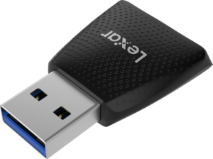 800q-04_121480 Musta Lexar Cardreader microSD UHS-I (USB 3.2) -muistikortinlukija, jossa on kuvioitu pinta ja sininen liitin, kuvassa kulmassa vaalealla taustalla.