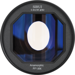 800q-04_122445 Sirui Anamorphic Lens Venus 1.8x FF 135mm T2.9 E-Mount -objektiivin lähikuvassa näkyy sen kahdeksankulmainen etuelementti, joka heijastaa sinistä ja valkoista valoa, ja objektiivin merkinnöissä lukee 0.9m/3ft Ø82 ja Anamorphic FF 1.8X.