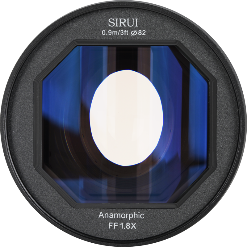 800q-04_122445 Sirui Anamorphic Lens Venus 1.8x FF 135mm T2.9 E-Mount -objektiivin lähikuvassa näkyy sen kahdeksankulmainen etuelementti, joka heijastaa sinistä ja valkoista valoa, ja objektiivin merkinnöissä lukee 0.9m/3ft Ø82 ja Anamorphic FF 1.8X.