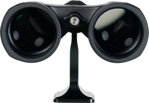 800q-04_123628 Sirui Binocular Tripod Adapter BA-1 -kiikaritähtäimen etukuva lähikuvassa mustan kiikarin kanssa, jossa korostuvat kaksi suurta objektiivia ja keskitarkennusmekanismi tavallista taustaa vasten.